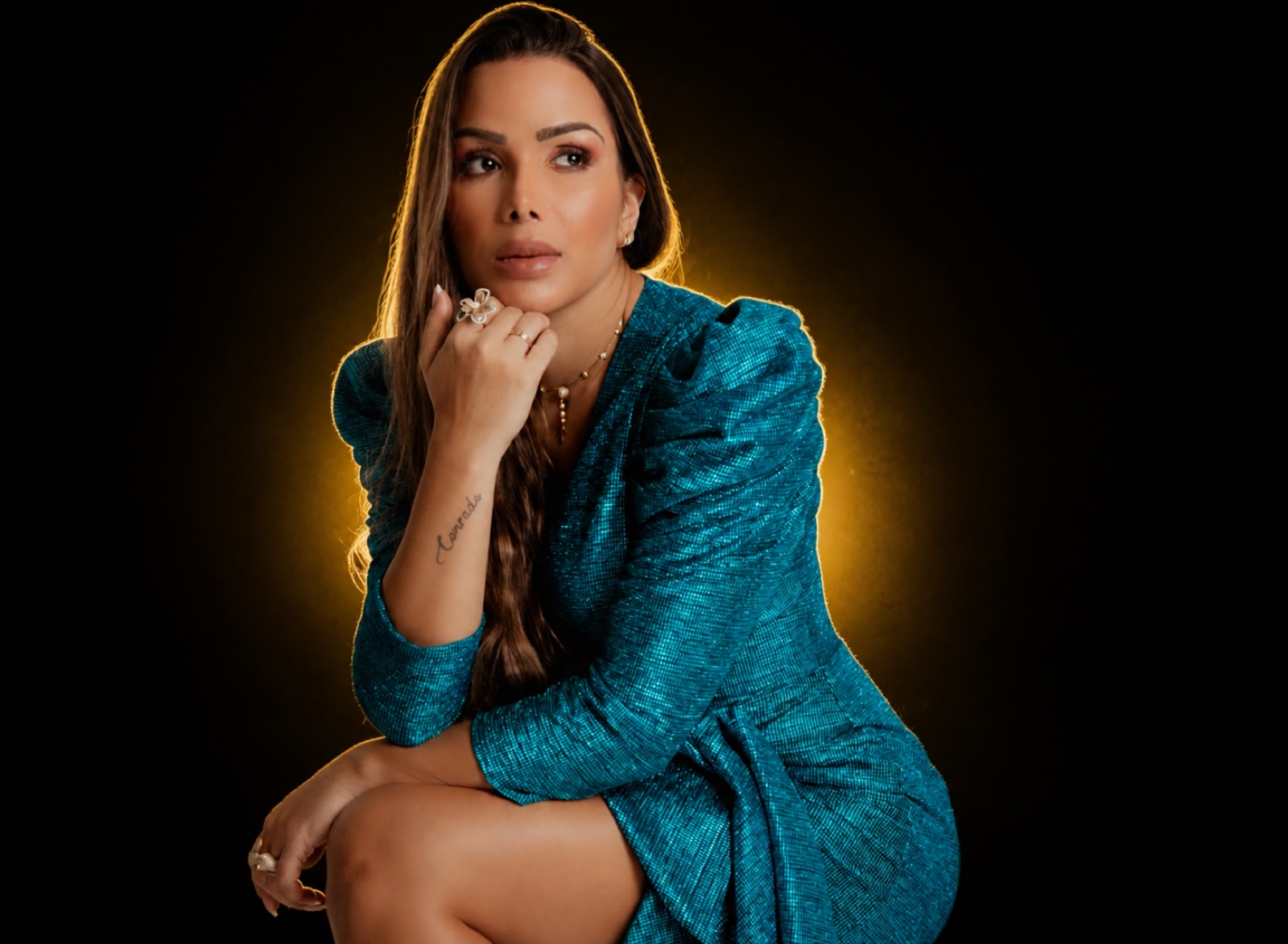 Dra. Mariana Merhy em retrato profissional com iluminação dourada
